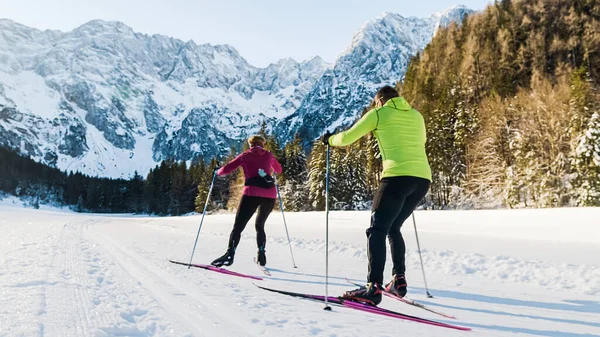 Kros kayağı yaparken eş zamanlı hareket eden çift