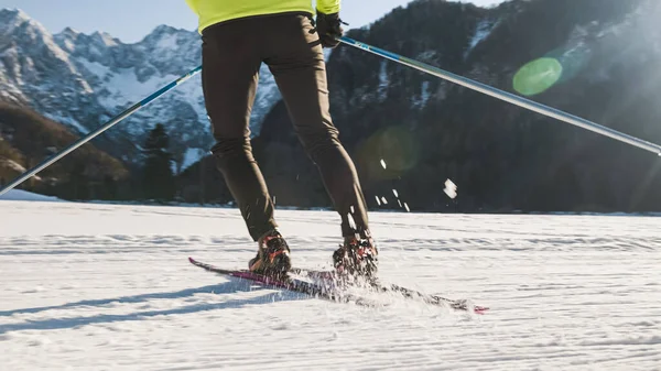 Bir erkek kayakçı eğlence amaçlı olarak kros kayağı yapıyor.