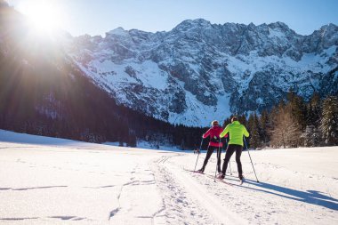 Kros kayağı yaparken eş zamanlı hareket eden çift