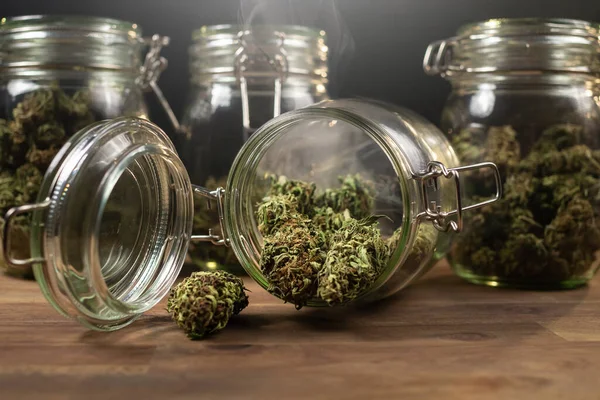 Armazenar botões de cannabis em um frasco de vidro — Fotografia de Stock