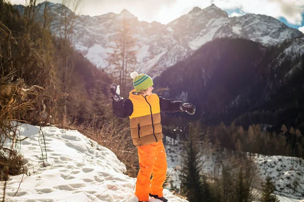 Junge hat Spaß und spielt mit Schnee — Stockfoto