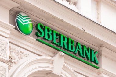 İnşaatta Sberbank logosu. Rus banka işareti
