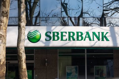 İnşaatta Sberbank logosu. Rus banka işareti