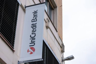İnşa üzerine UniCredit banka logosu.