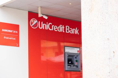 İnşa üzerine UniCredit banka logosu.