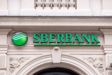 İnşaatta Sberbank logosu. Rus banka işareti