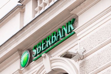 İnşaatta Sberbank logosu. Rus banka işareti