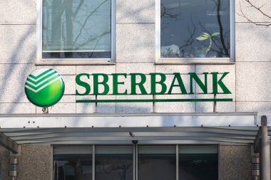 İnşaatta Sberbank logosu. Rus banka işareti
