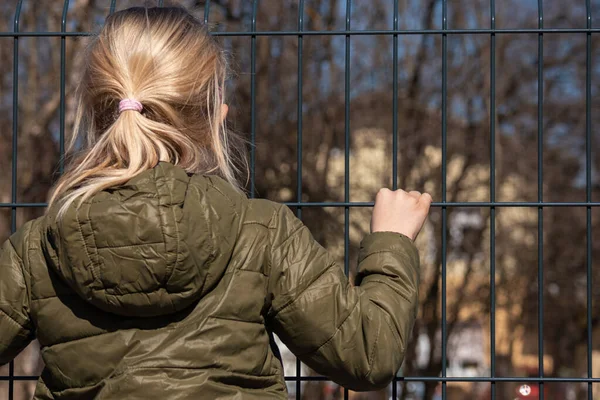 Дитячий біженець за металевим парканом — стокове фото