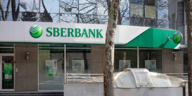 İnşaatta Sberbank logosu. Rus banka işareti