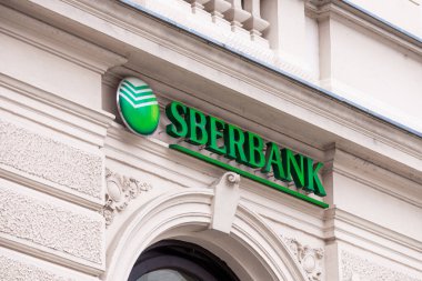 İnşaatta Sberbank logosu. Rus banka işareti