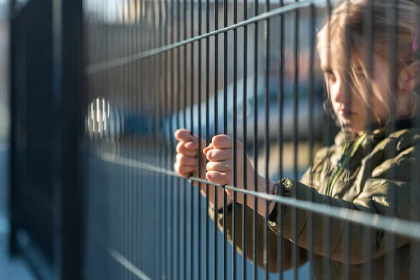 Copil refugiat în spatele unui gard metalic — Fotografie, imagine de stoc