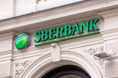 İnşaatta Sberbank logosu. Rus banka işareti