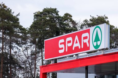 Marketin dışındaki SPAR logosu..