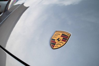 Porsche Logosu 911 Turbo S aracına yakın.
