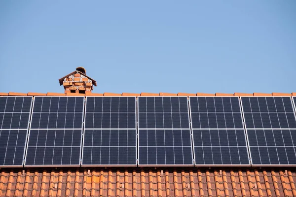 Pannelli solari su un tetto di casa — Foto Stock