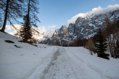 Dağlarda karlı kış yolu