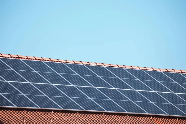 Pannelli solari su un tetto di casa — Foto Stock
