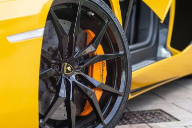 Sarı lüks süper araba Lamborghini Aventador