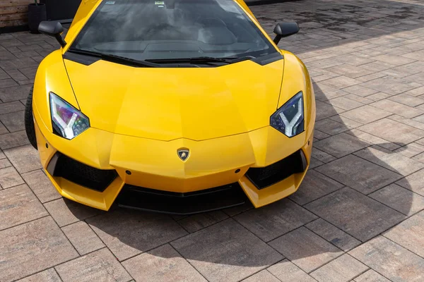 Желтый роскошный суперкар Lamborghini Aventador — стоковое фото