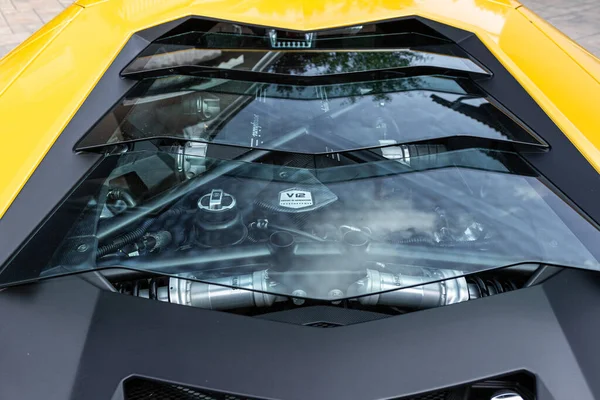 Żółty luksusowy supersamochód Lamborghini Aventador — Zdjęcie stockowe