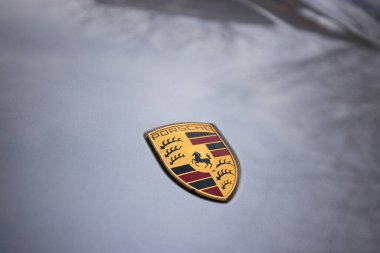 Porsche Logosu 911 Turbo S aracına yakın.