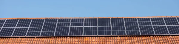 Paneles solares en un techo de la casa — Foto de Stock