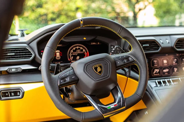 Supercar Lamborghini Urus — стокове фото