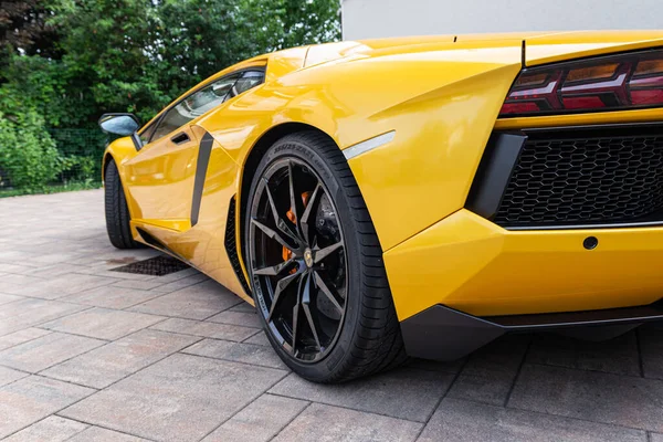 Żółty luksusowy supersamochód Lamborghini Aventador — Zdjęcie stockowe