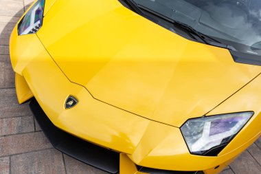 Sarı lüks süper araba Lamborghini Aventador