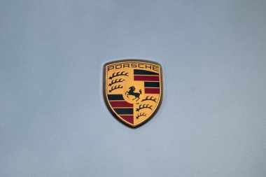 Porsche Logosu 911 Turbo S aracına yakın.