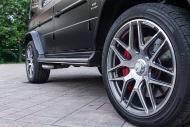 Siyah Mercedes G63 AMG aracı