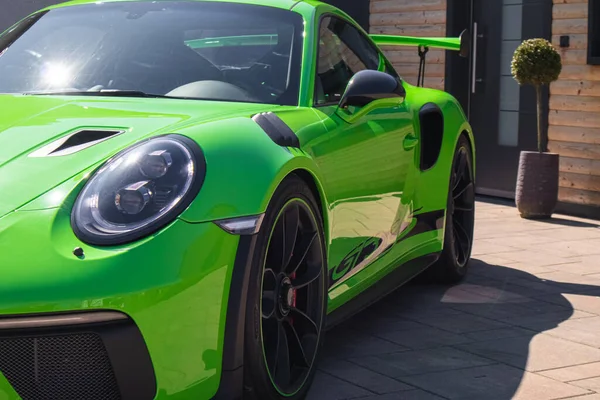 Green Porsche 911 GT3RS sportcar — стокове фото
