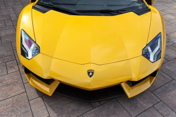 Żółty luksusowy supersamochód Lamborghini Aventador — Zdjęcie stockowe