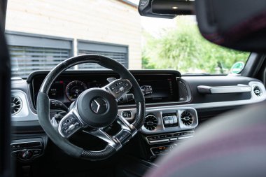 Siyah Mercedes G63 AMG aracı