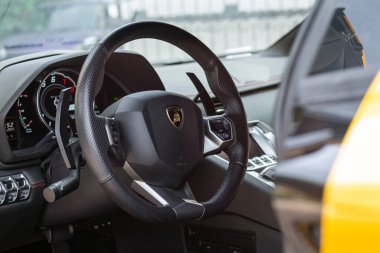 Sarı lüks süper araba Lamborghini Aventador