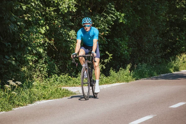 Yarış bisikleti süren erkek sporcu