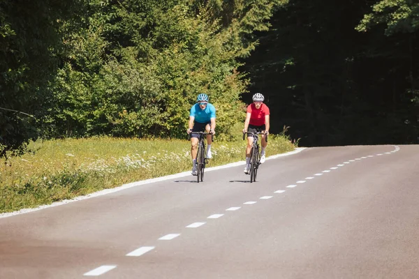 Bisikletçi çift yaz bisikleti giyiyordu.