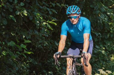 Ormanda bisiklet süren bir yarışçı.