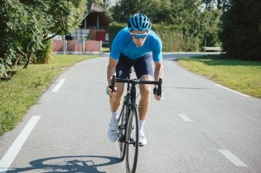 Yarış bisikleti süren erkek sporcu