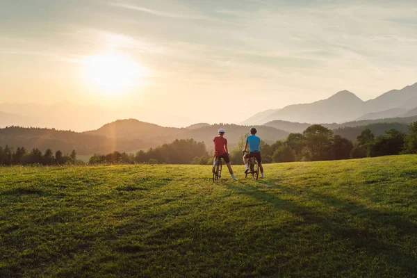 Rennradfahrer genießen eine Berglandschaft bei Sonnenuntergang, Luftaufnahme — Stockfoto