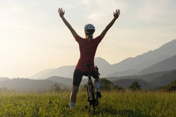 Feliz estrada feminina ciclista de corrida em alegria, com os braços levantados Fotografias De Stock Royalty-Free