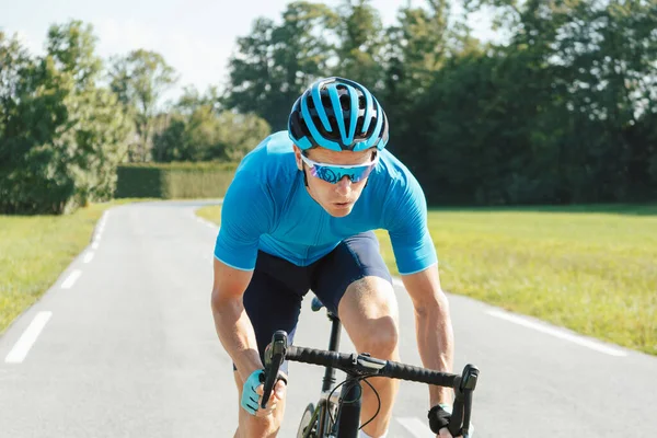 Bisikletli bir adam yarış pisti pozisyonunda.