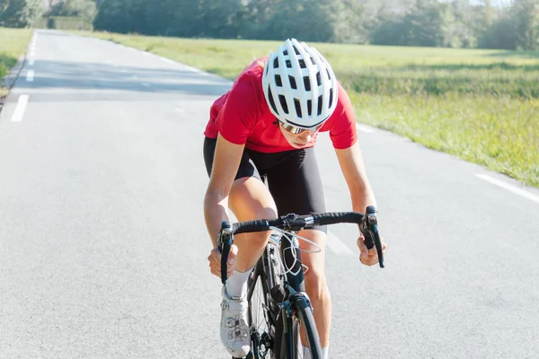 Yarış sırasında vücut pozisyonunu değiştiren bisikletçi kadın.