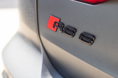 Gri renkli Audi RS6 arabası