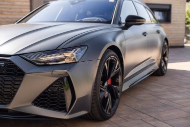 Gri renkli Audi RS6 arabası