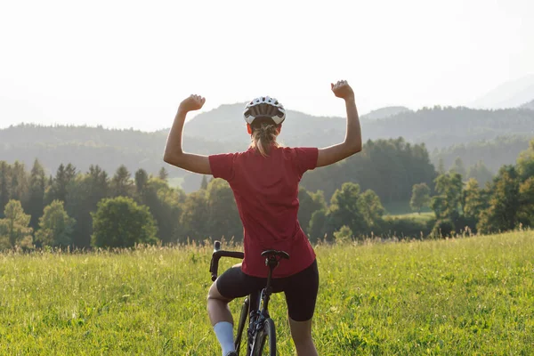 Feliz estrada feminina ciclista de corrida em alegria, com os braços levantados — Fotografia de Stock