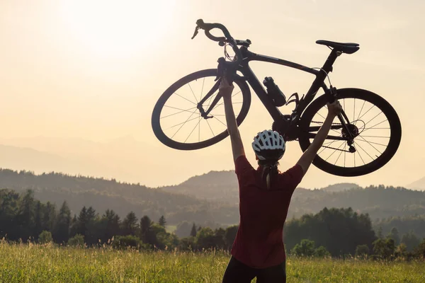 Yarış bisikleti süren kadın yol bisikleti