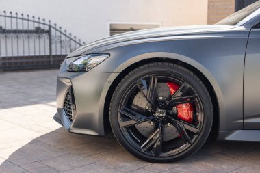 Gri renkli Audi RS6 arabası