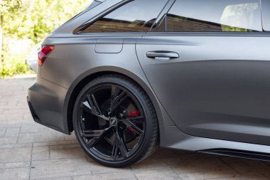 Gri renkli Audi RS6 arabası